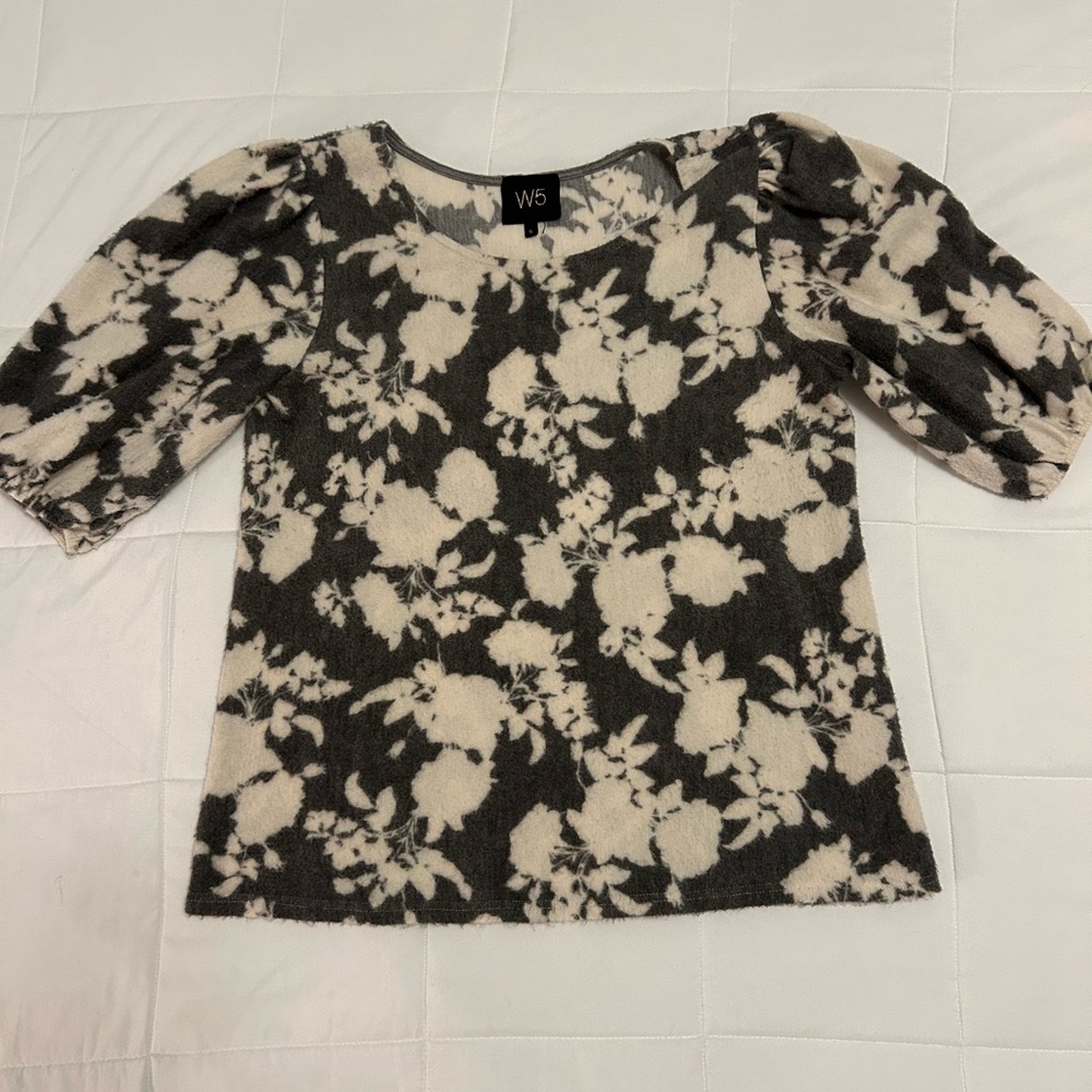 W5 Women's Grey and white Floral Top